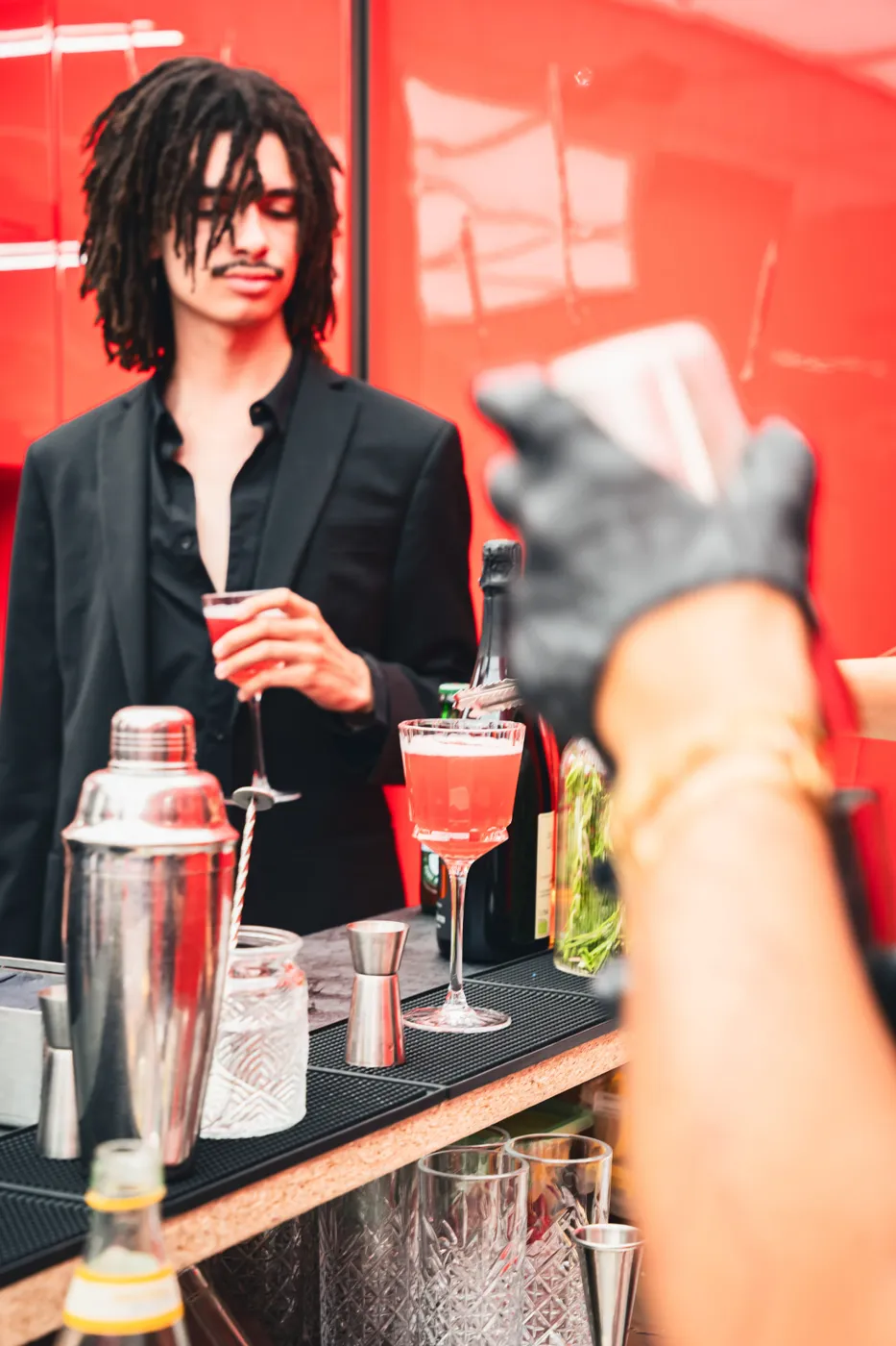 Invité dégustant un cocktail signature au bar Nomade