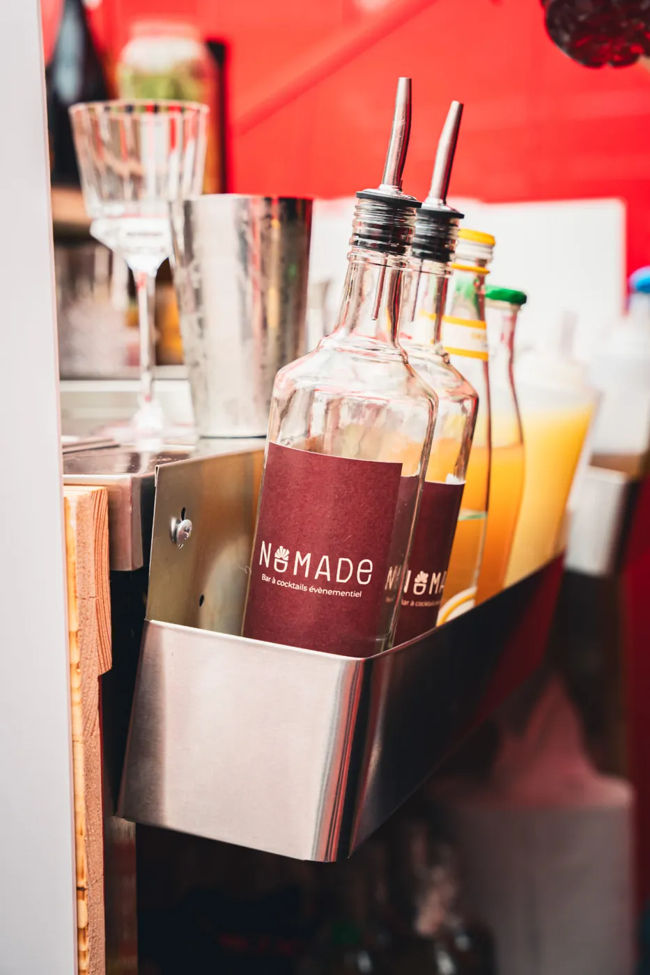 Bouteilles aux couleurs Nomade sur le bar mobile