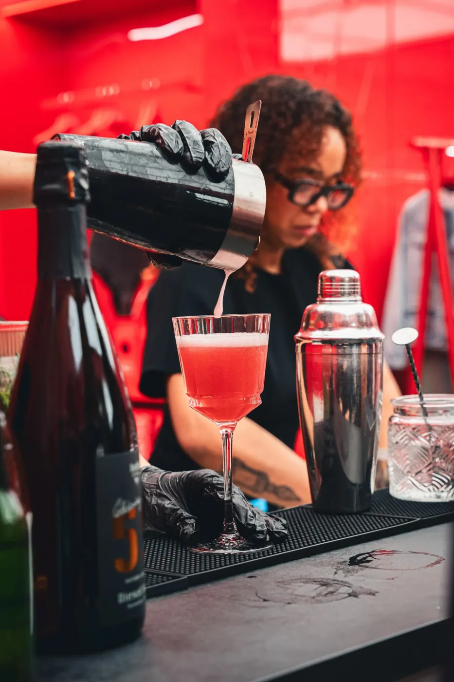 Cocktail versé au shaker par un barman Nomade